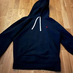 Ralph lauren Hoodie - Ralph lauren hoodie | Skick: 9/10, använd få gånger | Köptes för 2100kr | Storlek XS | Kontakta vid frågor eller funderingar ✅ /// L&F Clothing 👕