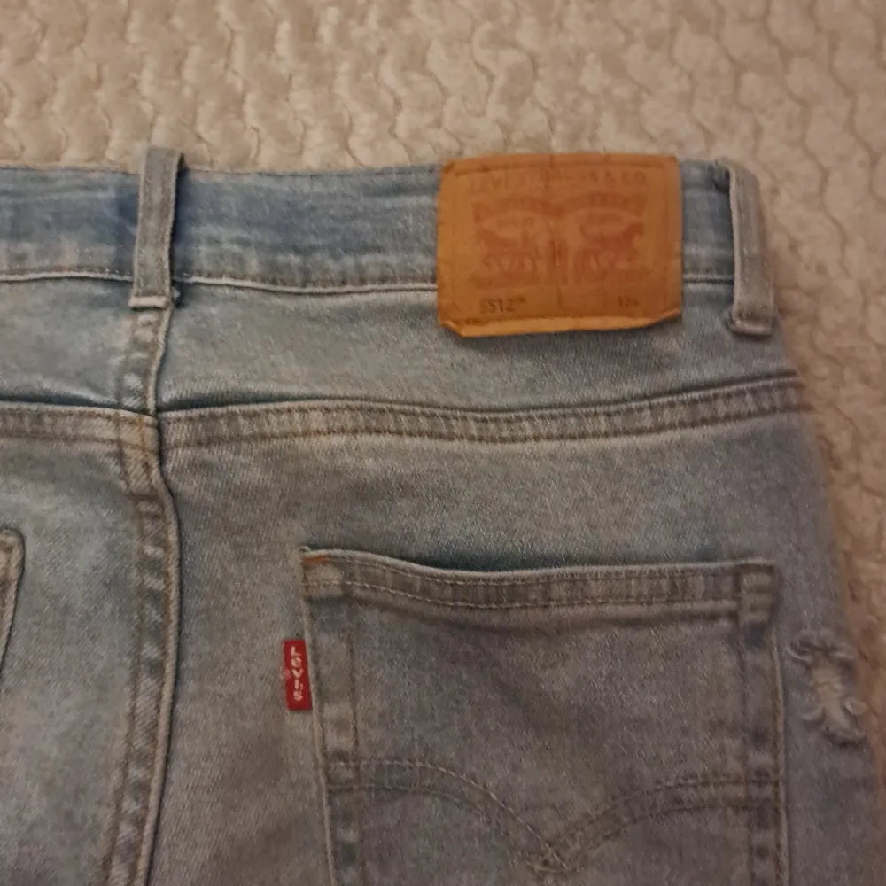 Säljer ett par Levi's 551Z Authentic Straight jeans i ljusblå denim. De har en cool distressed look med slitningar på benen. Perfekta för en avslappnad stil.🤛  Dem är ganska nya men de har en liten liten pytte fleck vid midjan🫥 så därför säljer jag dem för 400. 💯💥💥(600 nya) . Jeans & Byxor.