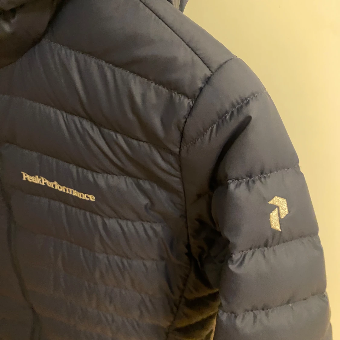 Mörkblå dunjacka från Peak Performance - 91