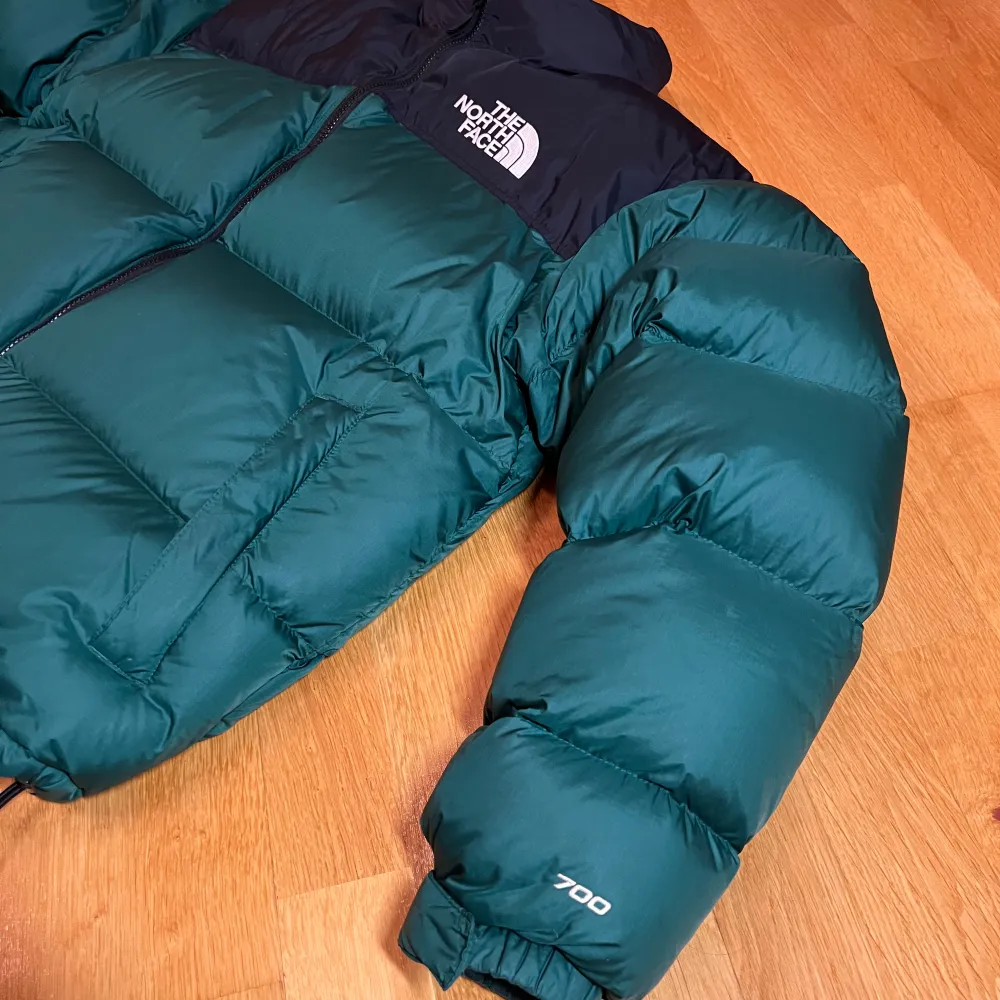 The North Face 1996 Retro Nuptse 700 dunjacka  i storlek M. Jackan är i mycket bra skick och perfekt för kalla vinterdagar. Den har en ykk dragkedja framtill och är långärmad med justerbara snören i nederkant. Utrustad med 2 ytterfickor och en inre. Använd 5 gånger. Köpt på Caliroots för 3500kr. Kvitto ska finnas. . Jackor.