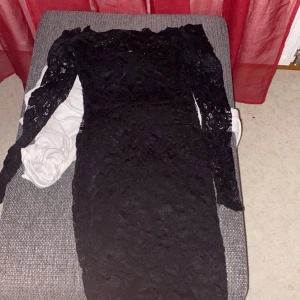 Svart spetsklänning från NLY One - Säljer en elegant svart spetsklänning från NLY One i storlek XS. Klänningen har en tight passform och är långärmad med vackra spetsdetaljer. Perfekt för festliga tillfällen! 🖤