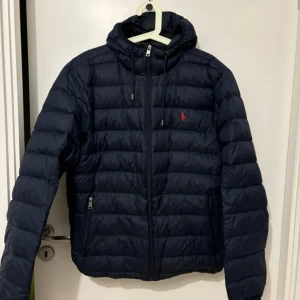 Ralph Lauren Jacka Herr - Snygg raffe jacka i grymt skick, inga skador.  Funkar bra under både höst, vinter och vår! Nypris ca 4000 kr. Storlek L men passar M-L. Skriv vid minsta fundering! 