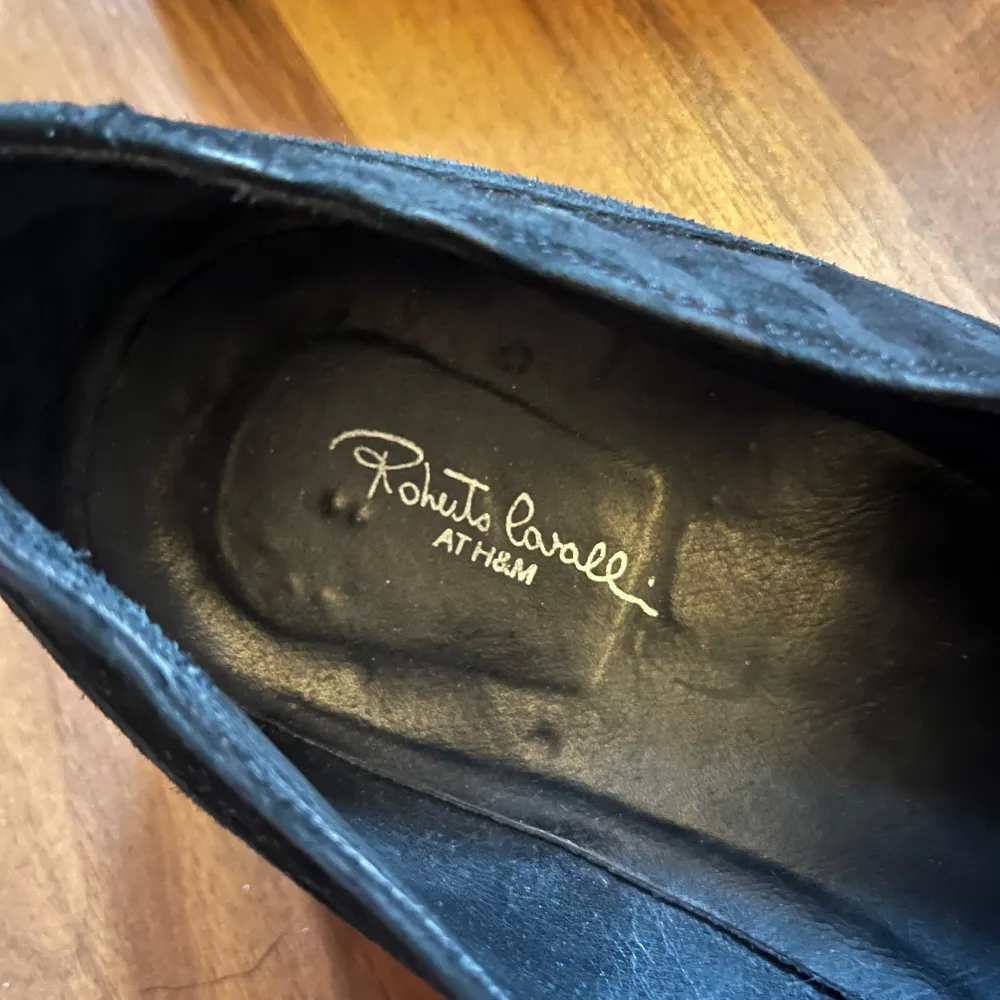 Snygga svarta loafers i sammet från Roberto Cavalli at H&M. De har ett subtilt mönster som ger en extra touch av stil. Perfekta för både fest och mer formella tillfällen.. Skor.