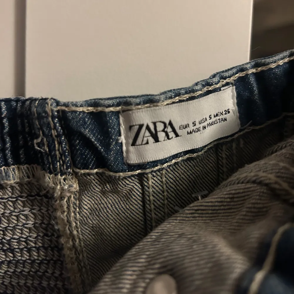 As snygg jeans topp ifårn zara, använd en gång❤️❤️❤️❤️. Toppar.