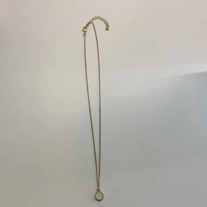 Guldhalsband med rund berlock - Ett gulligt guldhalsband, säljer den för att jag it använder halsband, den är i mycket bra skick har typ aldrig använt den