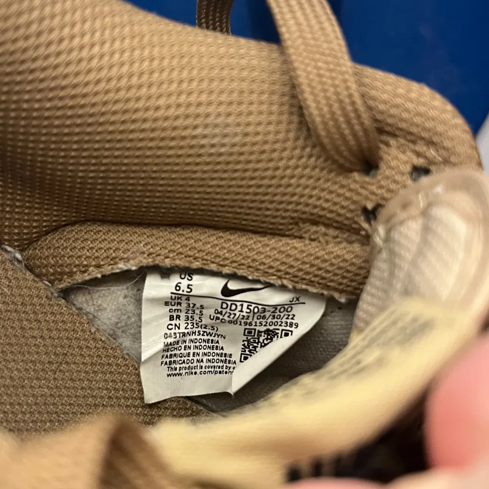 Dem här skorna har tecken på användning, men är rengjorda så gott det går. Köpta på Nike inne på  mall of Scandinavia. Ny pris 1249kr. med till skorna. Hör av dig om du är intresserad😁. Skor.