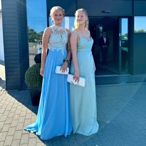 Blå balklänning - Säljer en fantastisk blå balklänning som användes förra året på min bal. Gick hela vägen ner till marken för mig som är 175 cm. Den här lite defekter längs ner då den drogs i marken när jag gick.