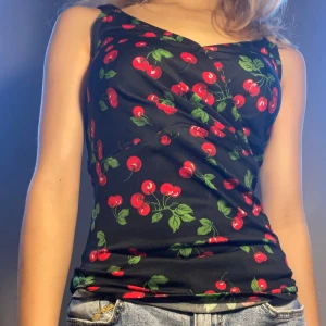 Svart topp med körsbärsmönster - Säljer en supercool körsbärstopp som tyvärr inte kommer till användning längre❤️