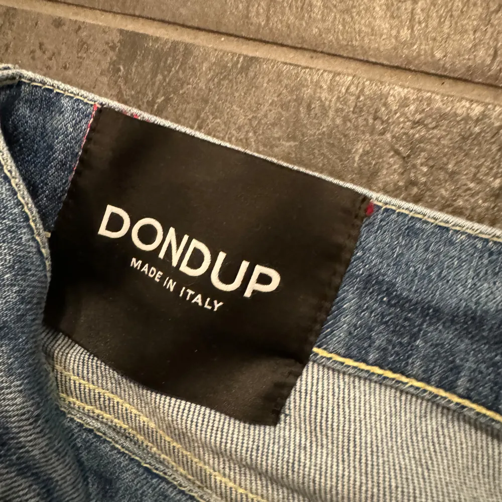 Dondup jeans i nyskick, använda 2 gånger. Storlek 35. För frågor och mått kontakta mig. . Jeans & Byxor.