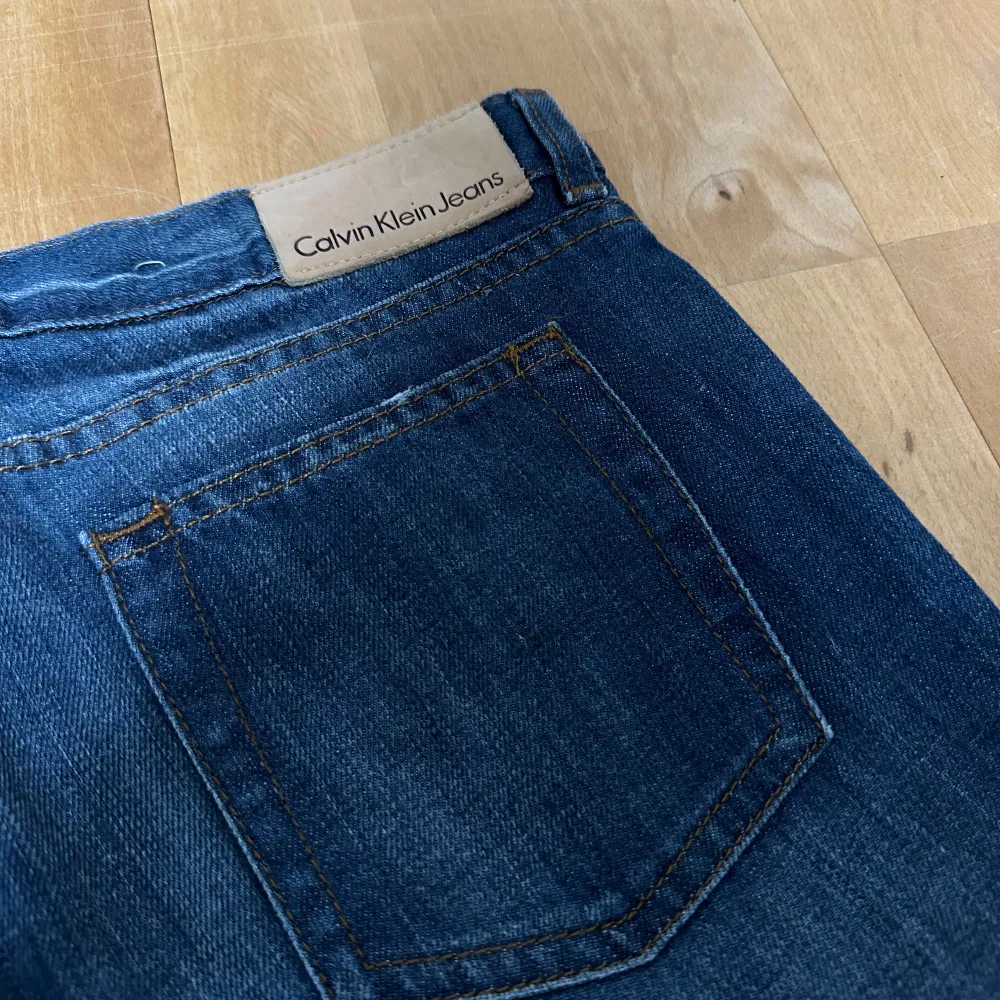 Säljer ett par lågmidjade jeans från Calvin Klein💙 Jeansen är i väldigt bra skick och har inga större skavanker. På bilden ser de ganska skrik blå ut, de är lite mörkare irl. Midjemåttet är 42cm och innerbenslängden är 86cm så de passar om man är lite längre också! Det är bara att höra av sig vid frågor✨. Jeans & Byxor.