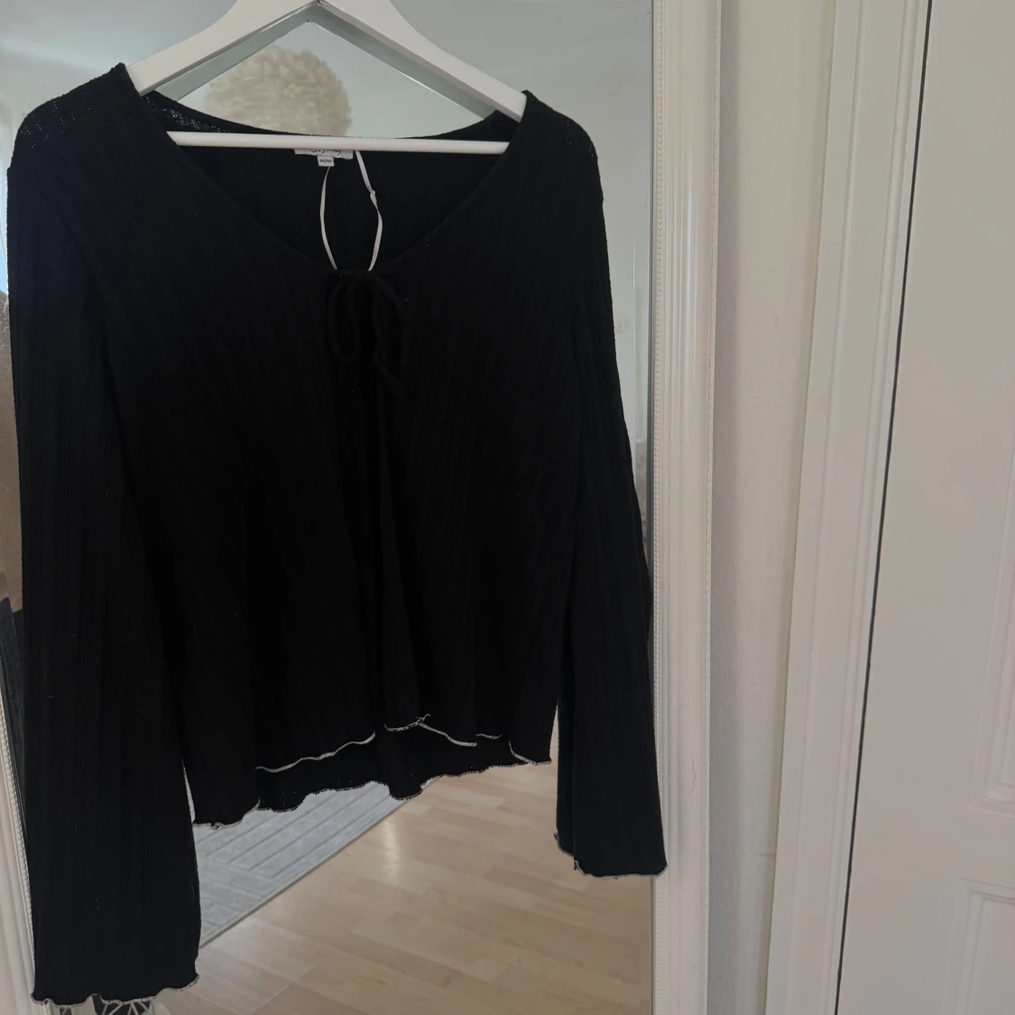 Svart ribbad tröja med knyt - 90