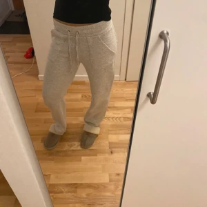Lågmidjade mjukisbyxor  - Säljer ett par superbekväma grå mjukisbyxor i storlek XS/S. De har en normal passform med snörning i midjan och super mysiga. Byxorna är i mycket bra skick och inga defekter 💞💘💗💕💖