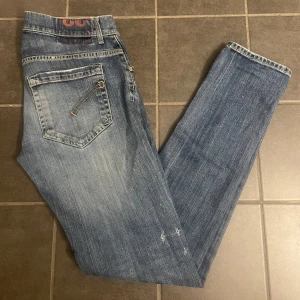 Dondup jeans - Säljer ett par blå Dondup George jeans i jätte bra skick. Storlek W32 L32 Nypris 3799. Mitt pris 899. Bara att skriva ifall ni har frågor, priset är inte hugget i sten! 