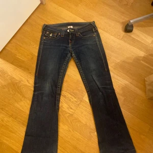 True religion jeans - Säljer ett par snygga mörkblå jeans från true religion i bra skick.  är lågmidjade med en bootcut passform. Köpta här på Plick men passade inte 💕