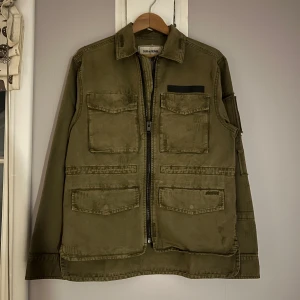 Zadig & Voltaire Field Jacket - Säljer nu denna Zadig & Voltaire Field Jacket med feta detaljer. Skick: 10/10 med tag, aldrig använd. Nypris: 4999 kr. Vid frågor, hör av er!