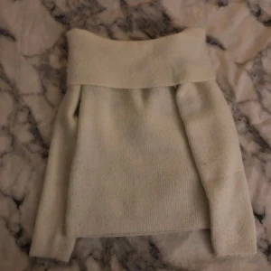 Vit stickad offshoulder-tröja - Säljer en vit offshoulder tröja då den inte kommer till användning. Mjukt material. pris kan diskuteras💕
