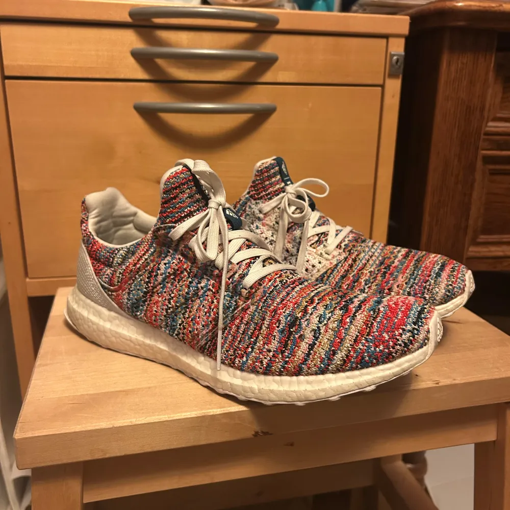 Säljer dessa snygga Adidas ultraboost X Missoni collan, dem är riktigt sköna och bekväma skor för idrott och även för vardaglig användning, dem är i storlek 44, dem har bara använts några gånger så dem är i bra skick, pris kan diskuteras!!! Tveka inte att skriva!!!. Skor.