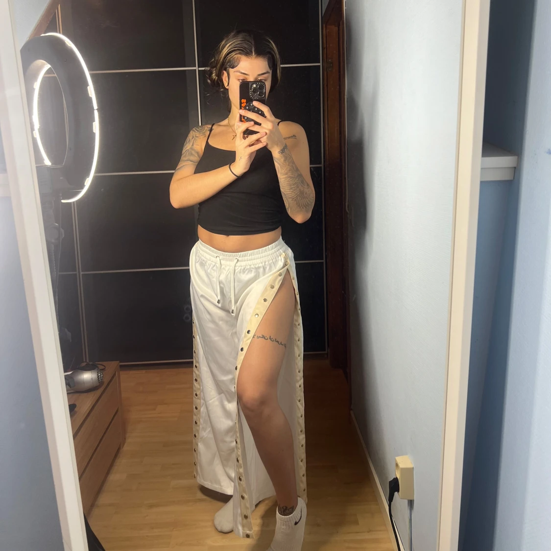 Vita byxor med knappar