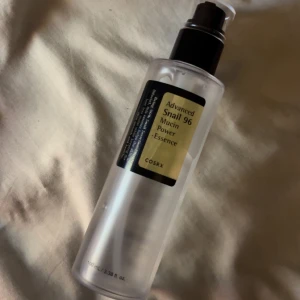 cosrx snail mucin - säljer cosrx snail mucin eftersom den tyvärr inte funkade för mig, har bara använt ett fåtal gånger. Säljer den för billigt, priset kan diskuteras 🫶