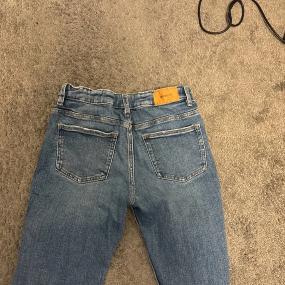 Säljer ett par snygga blå jeans från Gina Tricot i storlek 164. De har en snygg framsida med 3 knappar och är lågmidjade. Perfekta för vardagsbruk och kan matchas med nästan vad som helst. Passar både till sneakers och klackar! Kontakta för mer💗. Jeans & Byxor.