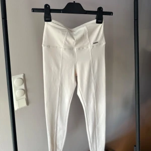 Vita träningstights AIMN - Vita träningstights från AIMN. 