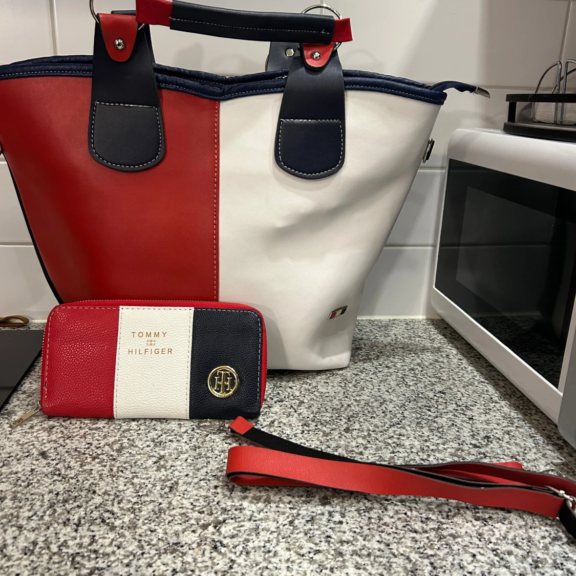 Flerfärgad väska och plånbok från Tommy Hilfiger