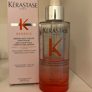Kérastase Genesis Serum - Kérastase Genesis serum som motverkar håravfall och stärker håret. Flaskan är genomskinlig med en silverfärgad kork och rymmer 90 ml finns kvar lite mindre en halva kvar. Perfekt för att stärka hårrötterna och minska håravfall med hjälp av ingredienser som ingefärsrot och koffein.säljer för 50