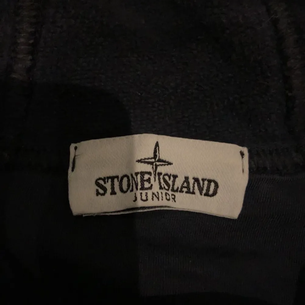 Tjaa säljer nu en stilren hoodie frå Stone Island i grymt skick🤩Storlek är 12-14 år och passar från 156-166. Den har en CLG kod inuti för att verifiera äktenskap💯✅ Perfekt för både vardag och chill och passar bra nu mot höst och vinter🍂❄️, ett måste i garderoben‼️Skriv för fler frågor eller funderingar🫡. Hoodies.