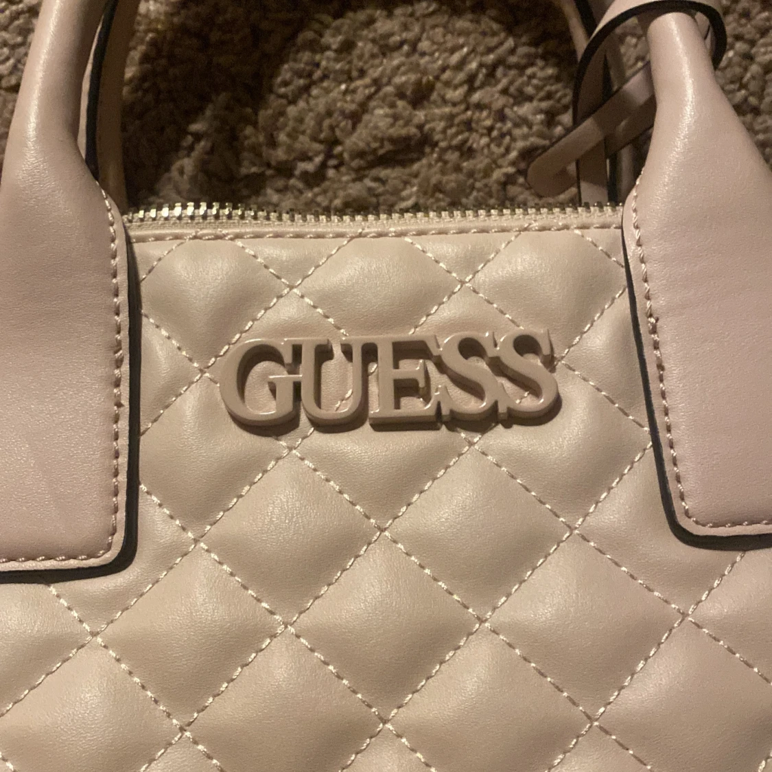 Beige quiltad handväska från Guess - 90