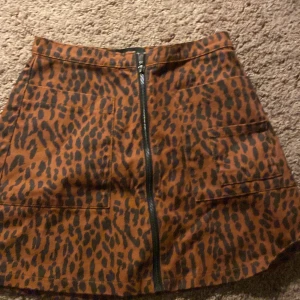 Kjol  - Säler min leopard jeanskjol bra skick använd typ 3gånger 