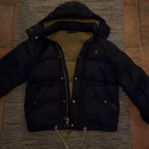 Ralph lauren vinterjacka  - Säljer nu denna mörkblå vinterjacka från Ralph lauren, den är allmänt använd men är helt felfri. Storlek small som sitter som en small. Om du har frågor eller vill ha fler bilder är det bara att höra av dig