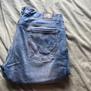 Blå jeans från LTB - Säljer ett par snygga blå jeans från LTB i storlek W29 L30. De är använda max 2ggr! Finns fler bilder på bl.a Zalando ifall man vill ha tydligare bilder. Passar till det mesta i garderoben!