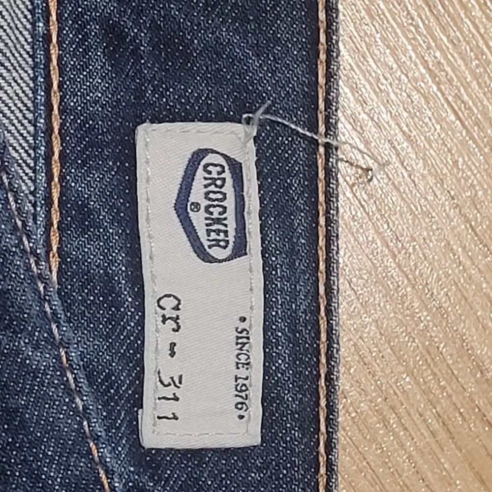 Säljer ett par snygga mörkblå jeans från Crocker, modell CR-311. De har en klassisk straight passform och är i mycket bra skick. Perfekta för både vardag och fest. Jeansmaterialet är slitstarkt och bekvämt. Passar bra till alla säsonger!. Jeans & Byxor.