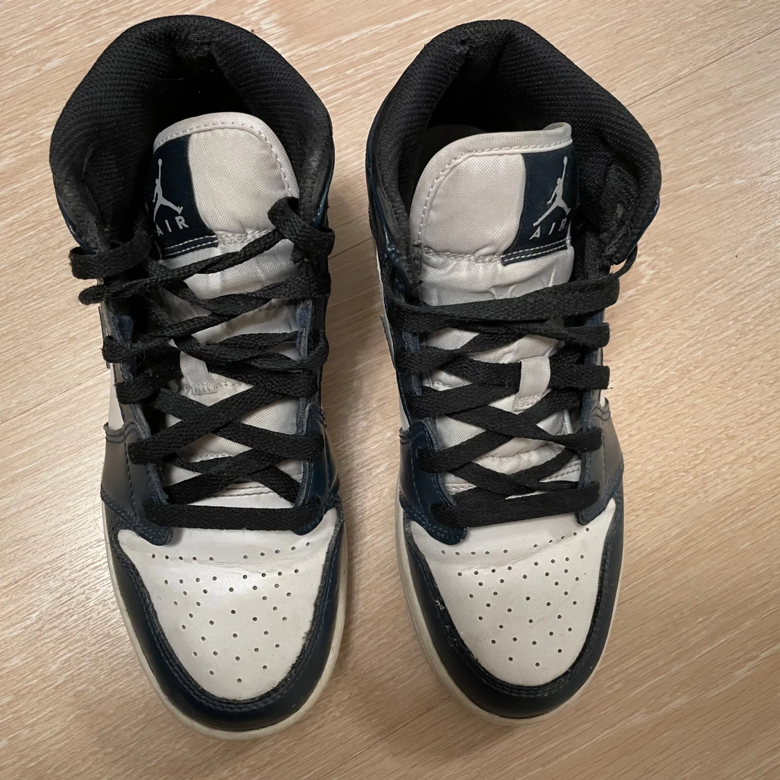 Nike Air Jordans i svart, mörkblått och vit - 92