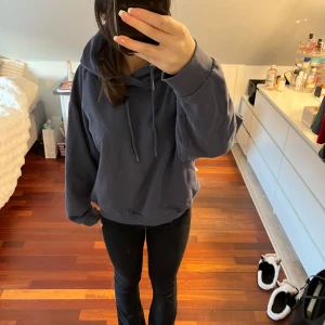 Mörkgrå  hoodie - Säljer en mysig mörkblå hoodie. Hoodien är lite tunnare av sig.💕