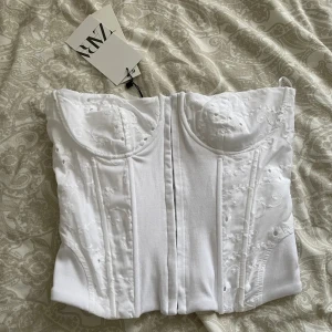 Vit korsett från Zara - Inte min bild så den har ej prislapp kvar men det är precis samma i mycket fint skick❤️M men passar även S