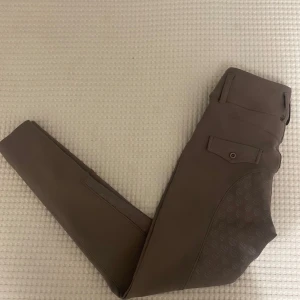 Maya Delorez ridbyxor  - Gretha Compression Breeches i strl S och helskodda. Säljs pga fel storlek. Nypris är 1700kr. Tänkte 1200kr eller bud. Skicka gärna bud då jag inte har någon användning för dem och vill bli av med dem