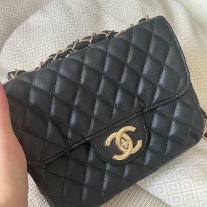 Väska - Fin svart handväska med gulddetaljer, priset kan diskuteras 