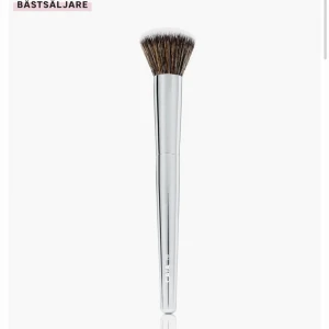 Domed Buffer Foundation Brush 13 - En fluffig borste från caia! beställdes 21 november och jag hämtade ut den 25 november, då jag tyvärr köpte fel borste så är den endast öppnade för att dubbelkolla så det var fel! alltså inte testad eller använd på något sätt. kan skicka fler bilder och plocka upp dem ur förpackningen igen om det önskas! 🤎