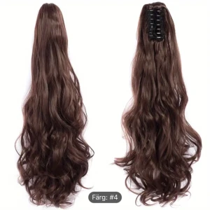 Fejk hår klämma ponytail - Lång, brun hårförlängning med klämma för enkel fastsättning. Perfekt för att snabbt få längre och fylligare hår. Medföljer även en extra hästsvans som ser likadan ut men utan klämma