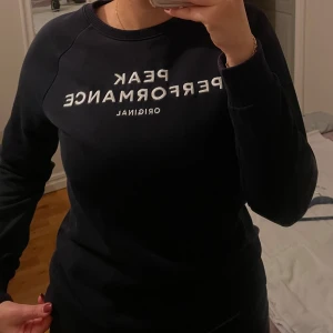 Mörkblå tröja från Peak Performance - Säljer denna mörkblåa swetshirten från peak performance i stolek 160. Nyskick, unisex. För referens väger jag ca 60 kg och är 167 cm lång. Skriv för fler bilder och info! Köpt för 700 kr, mitt pris 350kr!☺️☺️