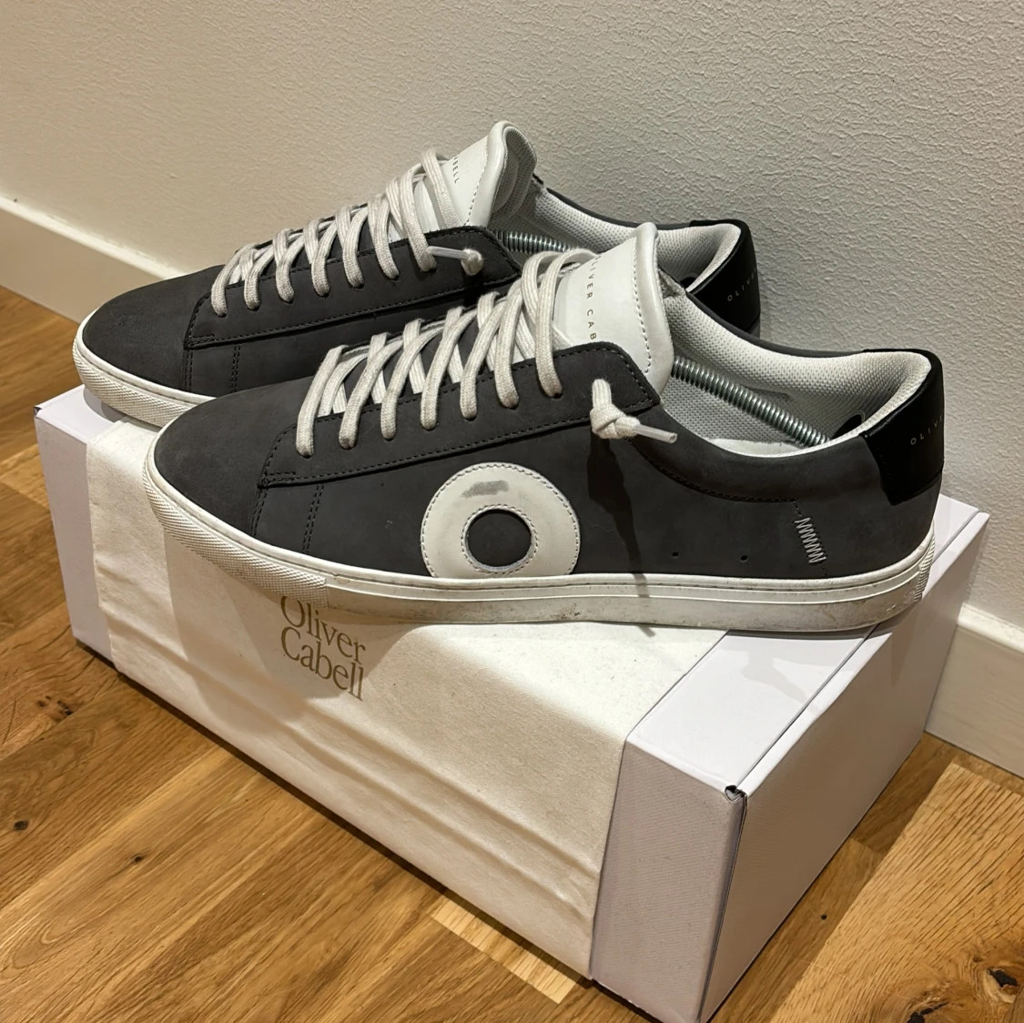 Grå och vita sneakers från Oliver Cabell - 90