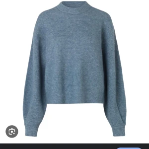 Blå stickad från samsoe - Säljer en stickad tröja från samsoe. Den är i alpacka. Storlek L men passar mellan XS-M beroende på vad man vill ha för passform. Tror inte den går att köpa längre och tror nypris låg kring 1500-2000. Den är i bra skick men har ett litet hål på baksidan av ena axeln (se sista två bilderna)