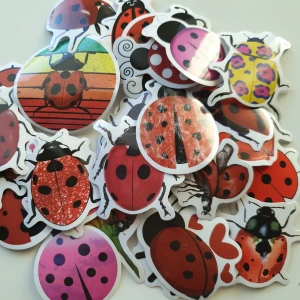 30st nyckelpigga klistermärken/stickers  - Klistermärken/stickers Motiv: nyckelpigga  Antal:  30st Skick: ny/oanvänd  Kul att använda till pyssel, scrapbooking och annat. Kan tex användas till att dekorera din bärbara dator, anteckningsbok, resväska, etc. 