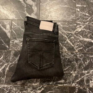 Tiger of Sweden jeans - Hej!😊Säljer dessa ass snygga tiger of Sweden jeans. Skicket är 8-9/10. Nypris 1500 och jag säljer för endast 499. Kan gå ner på priset vid snabb affär! Har du frågor osv så är det bara att höra av sig!😊