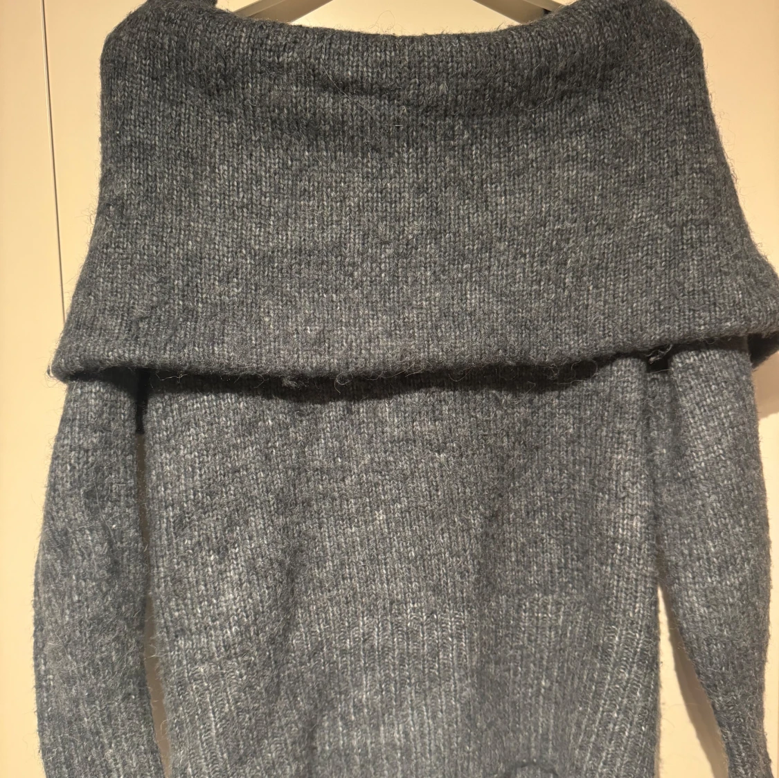 Mörkgrå stickad offshoulder tröja - 90