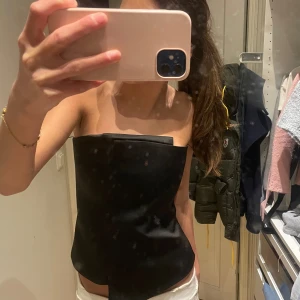 Korsett  - Säljer denna jättefina korsett som endast har används på nyår så i princip ny!!!💞💞💞💘💘🍾🎉🎉