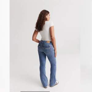 Gina tricots ”y2k low bootcut jeans” i en urtvättad jeansblå. Sparsamt använda och säljs då de inte längre passar mig. Orginalpris: 499kr