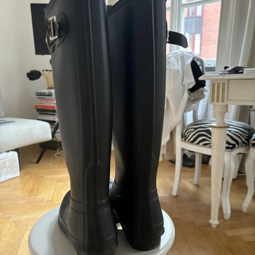 Säljer ett par klassiska svarta Hunter-stövlar i storlek 37. De är i mycket bra skick och perfekta nu! De är använda en gång, bara lite dammiga på bilden :) . Kengät.