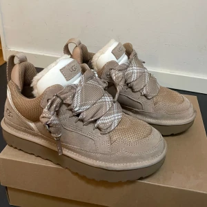 UGG Lowmel Sand - Säljer ett par snygga och bekväma beige sneakers från UGG i storlek 38. Skorna har använts endast att fåtal gånger och är i mycket bra skick! 